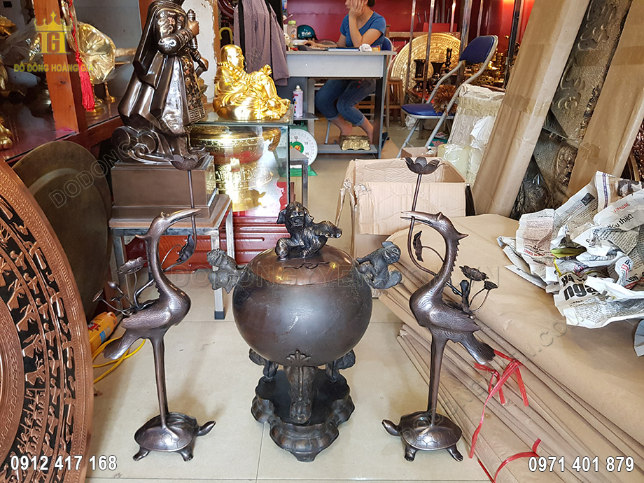 Kh&ocirc;ng gian thờ c&uacute;ng th&ecirc;m đẹp, th&ecirc;m sang trọng v&agrave; uy nghi&ecirc;m hơn nhờ đặt những vật phẩm n&agrave;y tr&ecirc;n ban thờ gia ti&ecirc;n